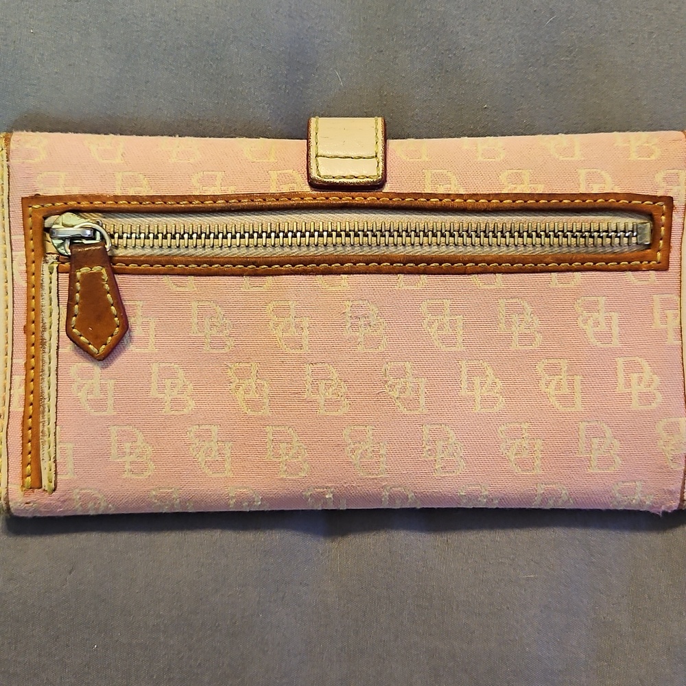 Dooney & Bourke Light Pink Signature Continental Wallet with Logo Lock - Picture 5 of 12